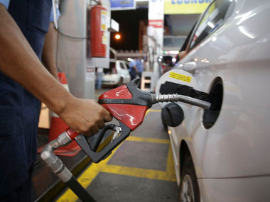 Preço da gasolina sobe novamente nas refinarias; Aumento é de R$ 0,15 por litro