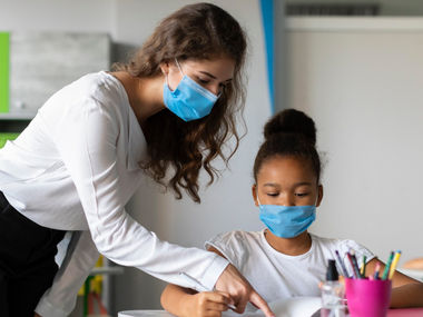 Professora que não se vacinou infectou mais da metade dos alunos com Covid-19