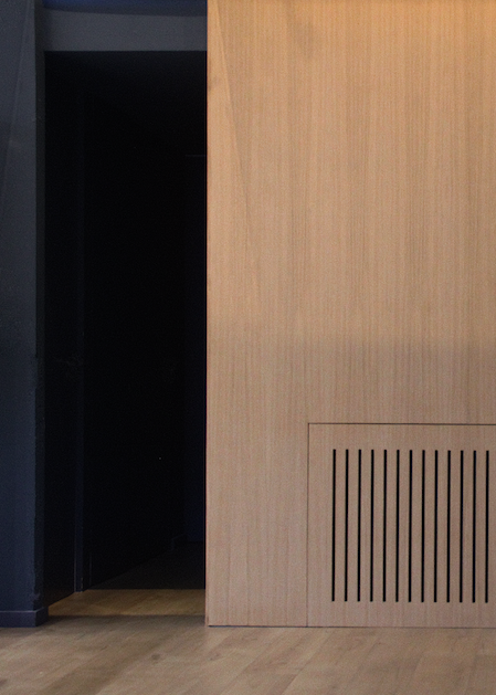Projet d'architecture d'intérieur à Marseille : habillage d'un mur en bois et cache radiateur en bois.
