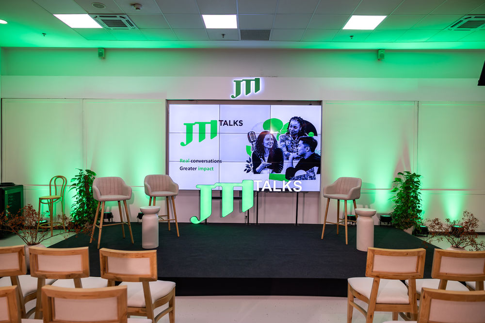 Scena amenajată înainte de eveniment, cu lumini verzi și ecran
