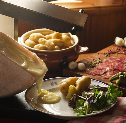 realiser-une-vraie-raclette-avec-un-appareil-quart-de-meule.jpg
