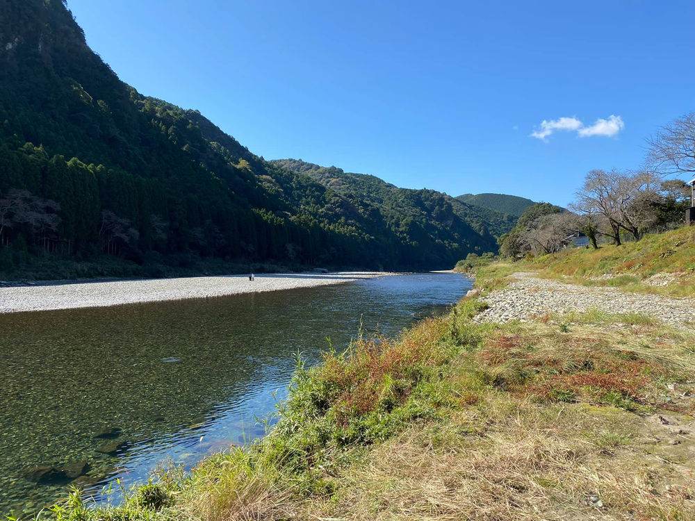 鮎の禁猟区でルアー釣りをする若い釣り人 田上おとり店