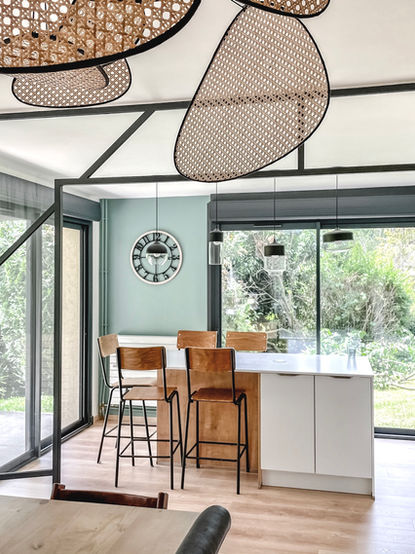 Une grande verrière déstructurée qui sépare la cuisine de la salle à manger