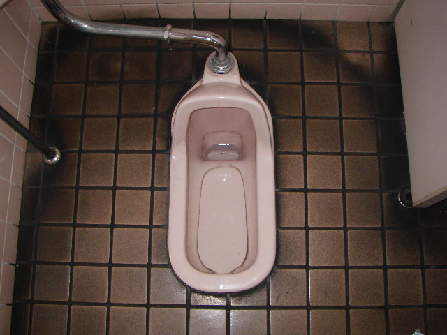 汚れの蓄積で臭いの問題を抱えた個室