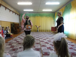 Шарманщик на празднике.