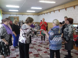 Бабушки тоже любят играть