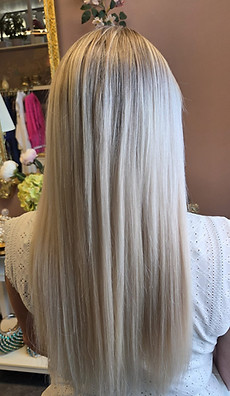 Hiuskimallus asiakas vaaleat suorat hiukset