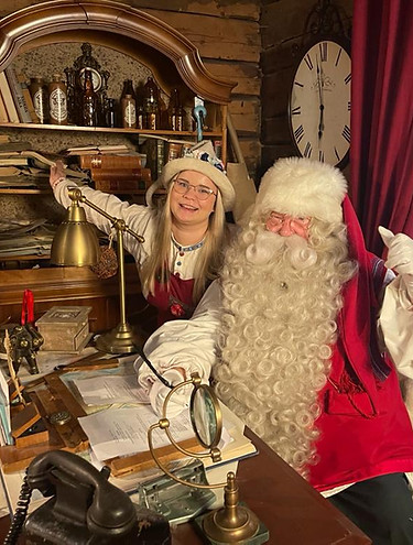 Tonttu ja joulupukki Santa Parkissa©Minna Pentti.jpeg
