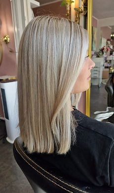 Hiuskimallus asiakas vaaleat olkapäänpituiset hiukset