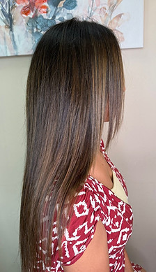 Hiuskimallus asiakas tummat suorat hiukset