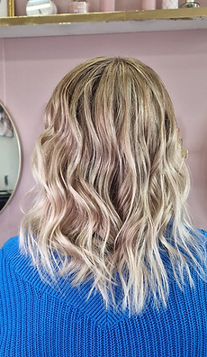 Hiuskimallus asiakas vaaleat hiukset