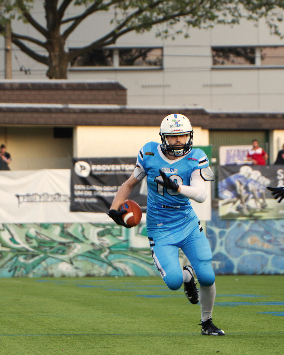 Bears WR #18 lauft mit American Football in der Hand