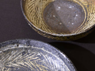 【八田亨 展】より、赤と黒の三島手