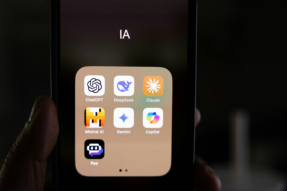 un appareil mobile affichant plusieurs applications IA