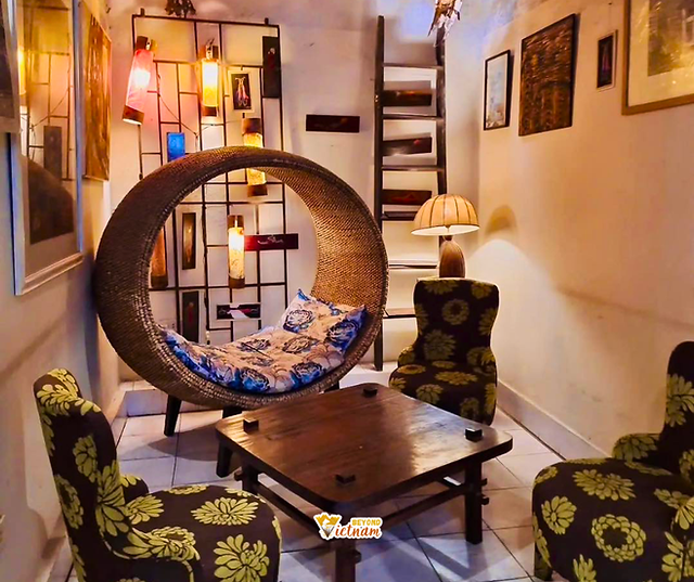 A hidden café with a vintage, artistic and mysterious vibe and quirky corners.
