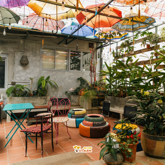 A hidden café with a vintage, artistic and mysterious vibe and quirky corners.