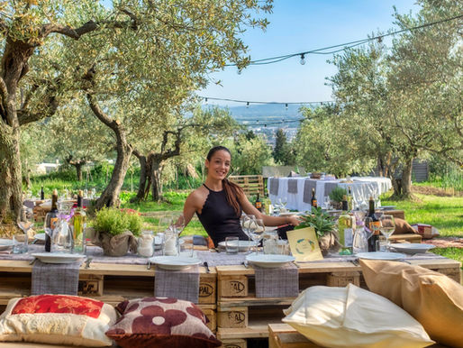 Aperitivo sotto le stelle al Poggio alla Pieve Relais, una uliveta illuminata ti aspetta ogni giovedì, venerdì, sabato e domenica.