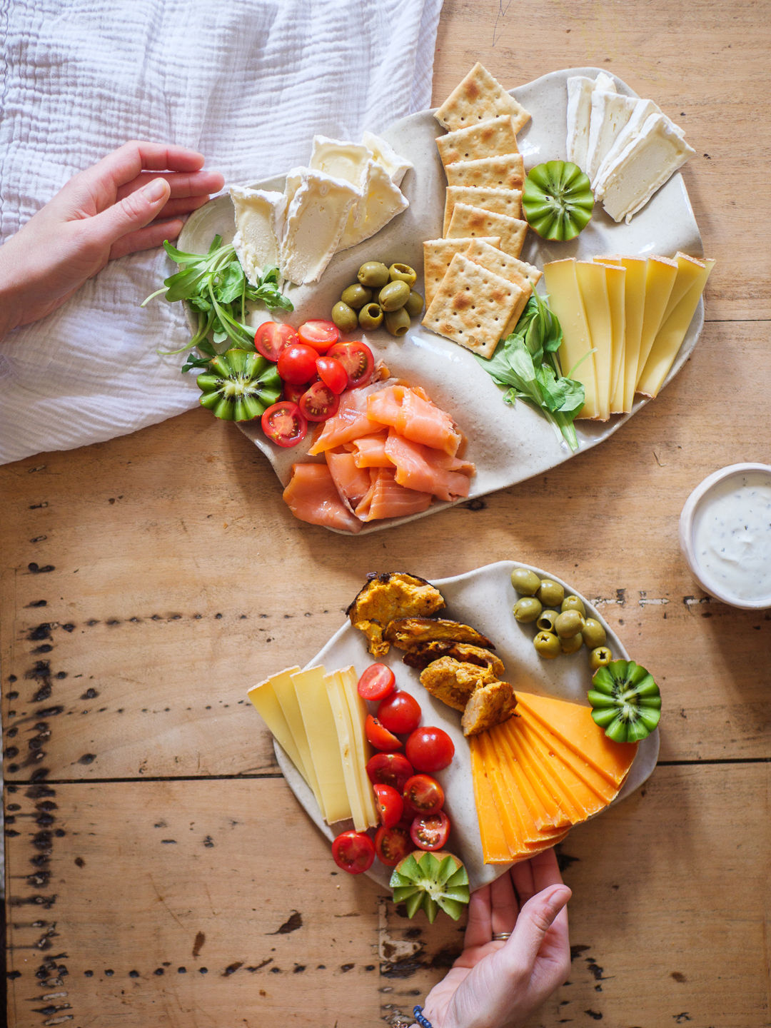 Planche apéritive ondulée en grès – façonnée à la main