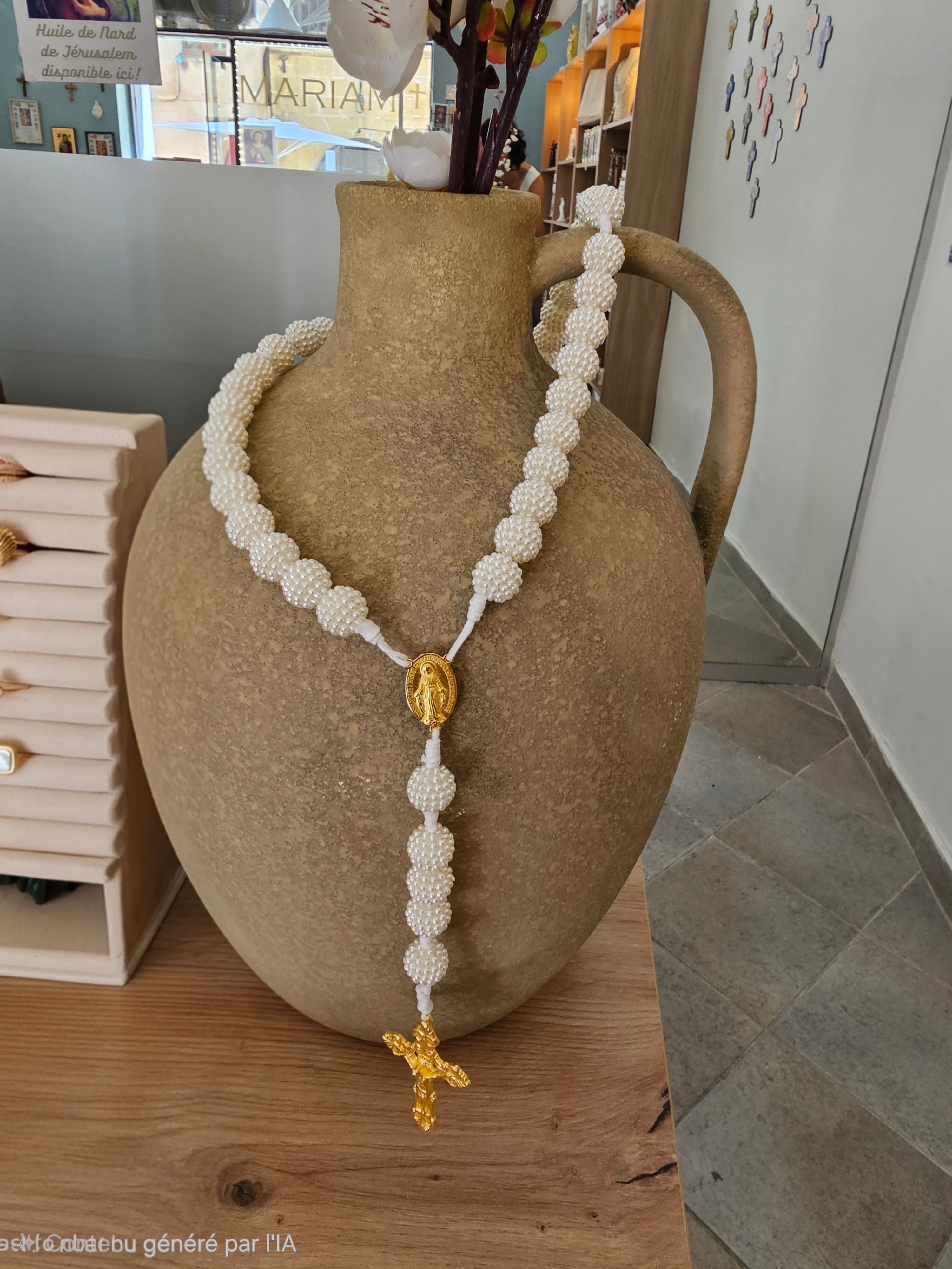 Chapelet artisanal blanc et doré confectionné à la main