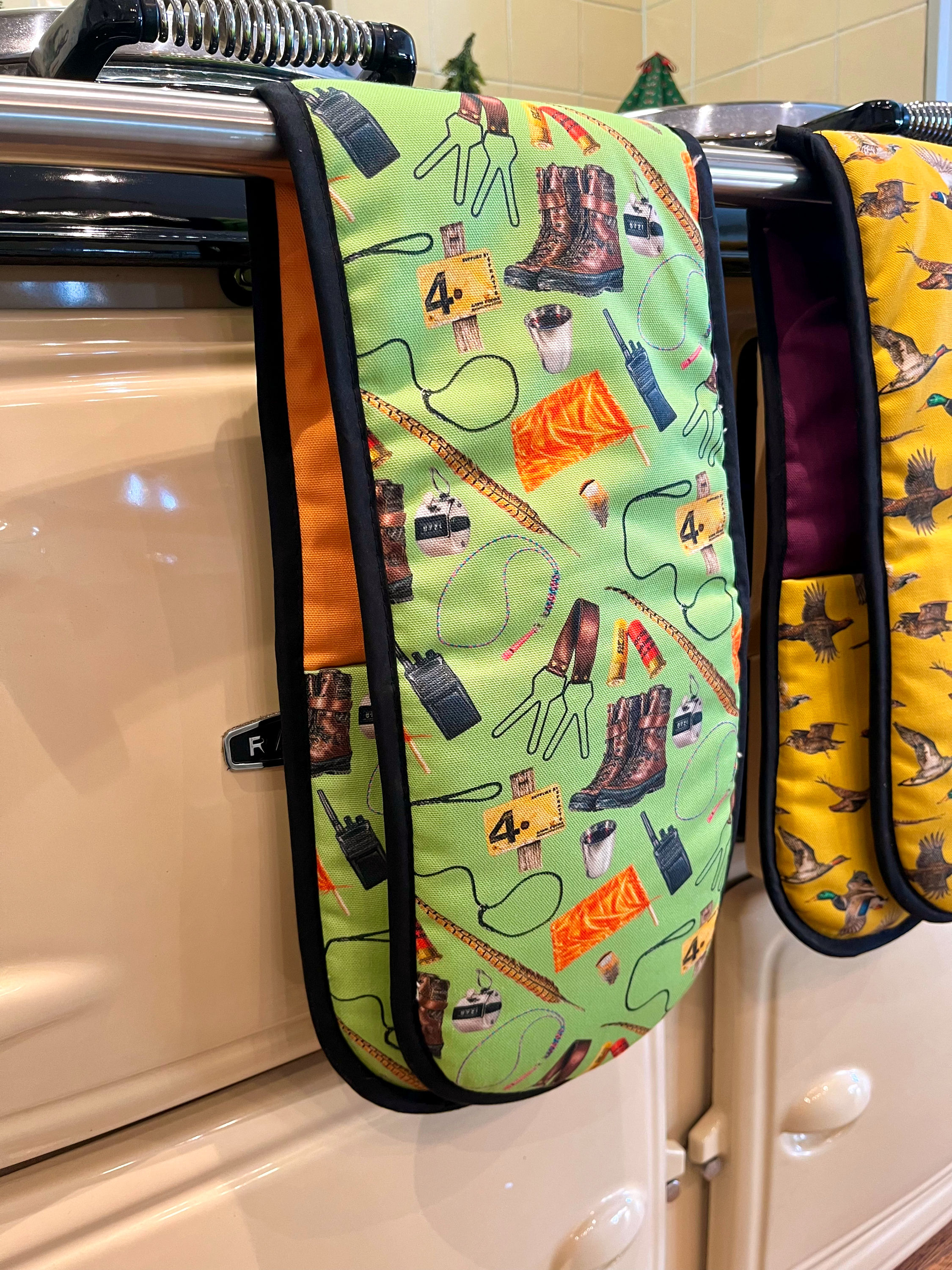 'Driven together' Oven gloves