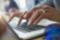 Man Tippen auf einem Laptop
