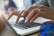 Man skrive på en bærbar computer