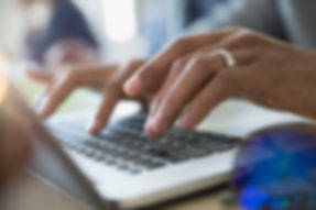 Man Tippen auf einem Laptop