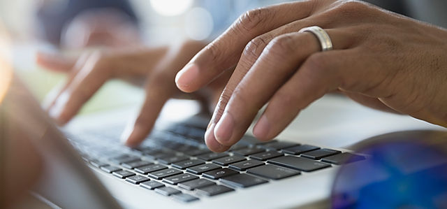 Man Tippen auf einem Laptop