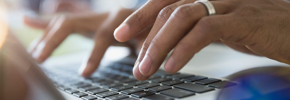 L'homme frappe sur un ordinateur portable