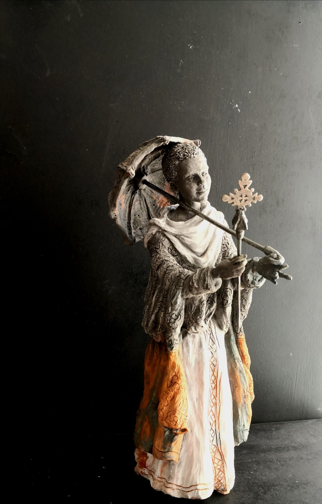 Jeune prêtre à Lalibela, sculpture en céramique, 30x 25x30 cm