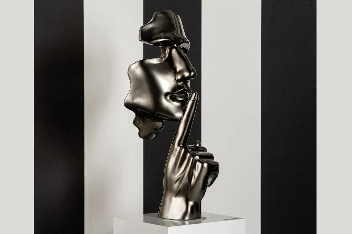 SOCADIS, Sculpture En Secreto Champagne sur un socle carré blanc