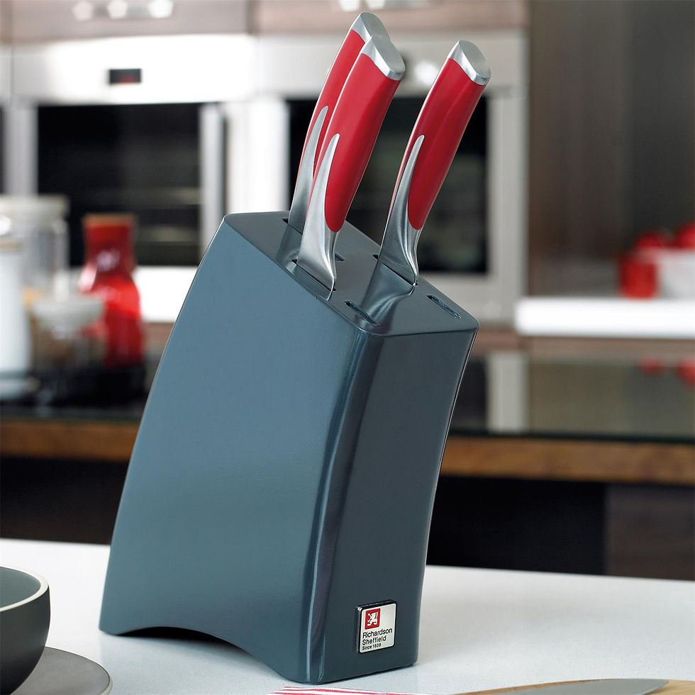 Bloc Kyu Fire de 5 couteaux (un couteau office, un couteau utile, un couteau Santoku, un couteau de cuisine pour découper, un couteau à pain) sur un support bloc en plastique gris foncé marque Richardson Sheffield