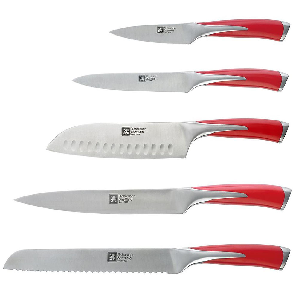 Bloc Kyu Fire de 5 couteaux (un couteau office, un couteau utile, un couteau Santoku, un couteau de cuisine pour découper, un couteau à pain) sur un support bloc en plastique gris foncé marque Richardson Sheffield