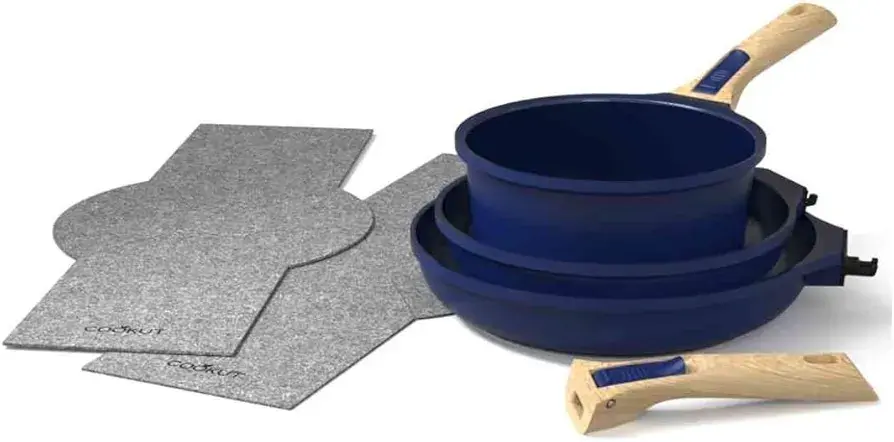 Miniature : set de 7 pièces Cookut couleur bleue : 1 casserole diamètre 20cm avec une poignée amovible, une poêle 24cm et une poêle 28cm avec une poignée amovible et 2 feutrines