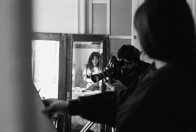 Ayudante de dirección organizando la acción en escena de cortometraje