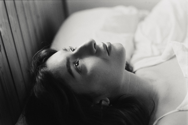 Sesión de fotografía analógica enfocando expresión de la modelo