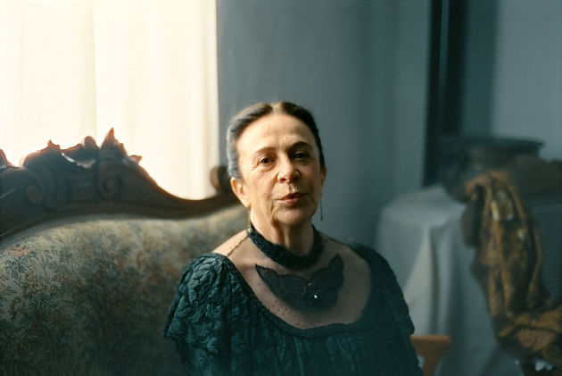 Foto fija de rodaje de "Dame una seña" con un plano general de los actores en el entorno de la escena.