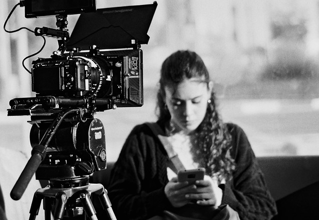 Ayudante de dirección controlando tiempos y acción durante rodaje