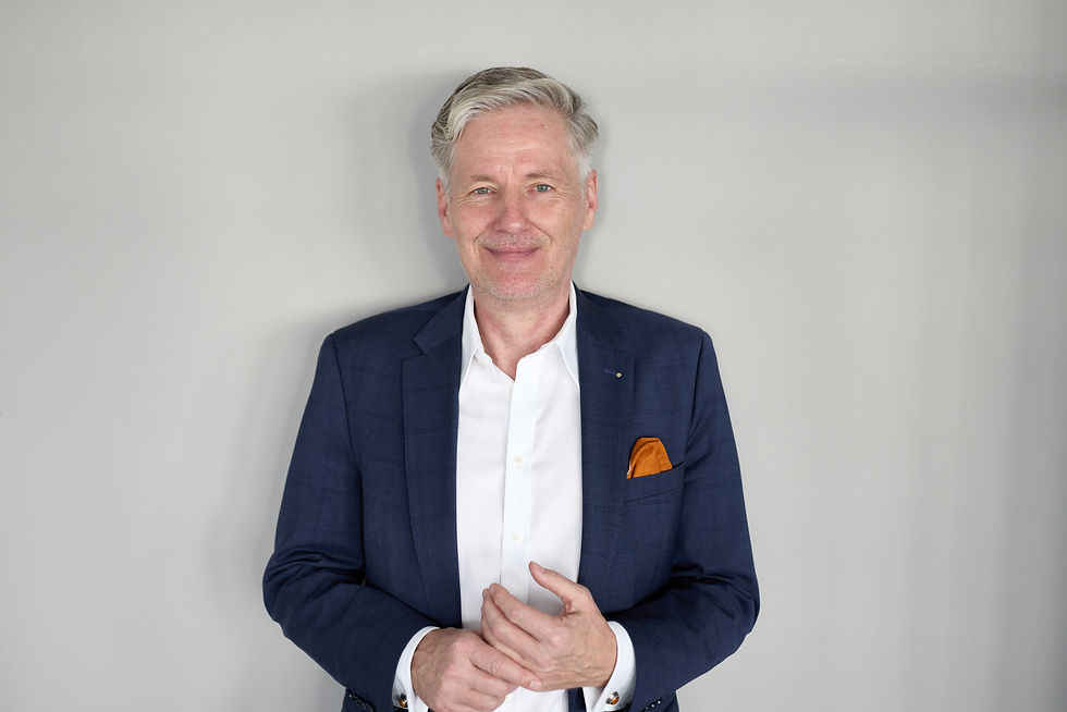 Michael schaut professionell in die Kamera und trägt einen Anzug.jpg