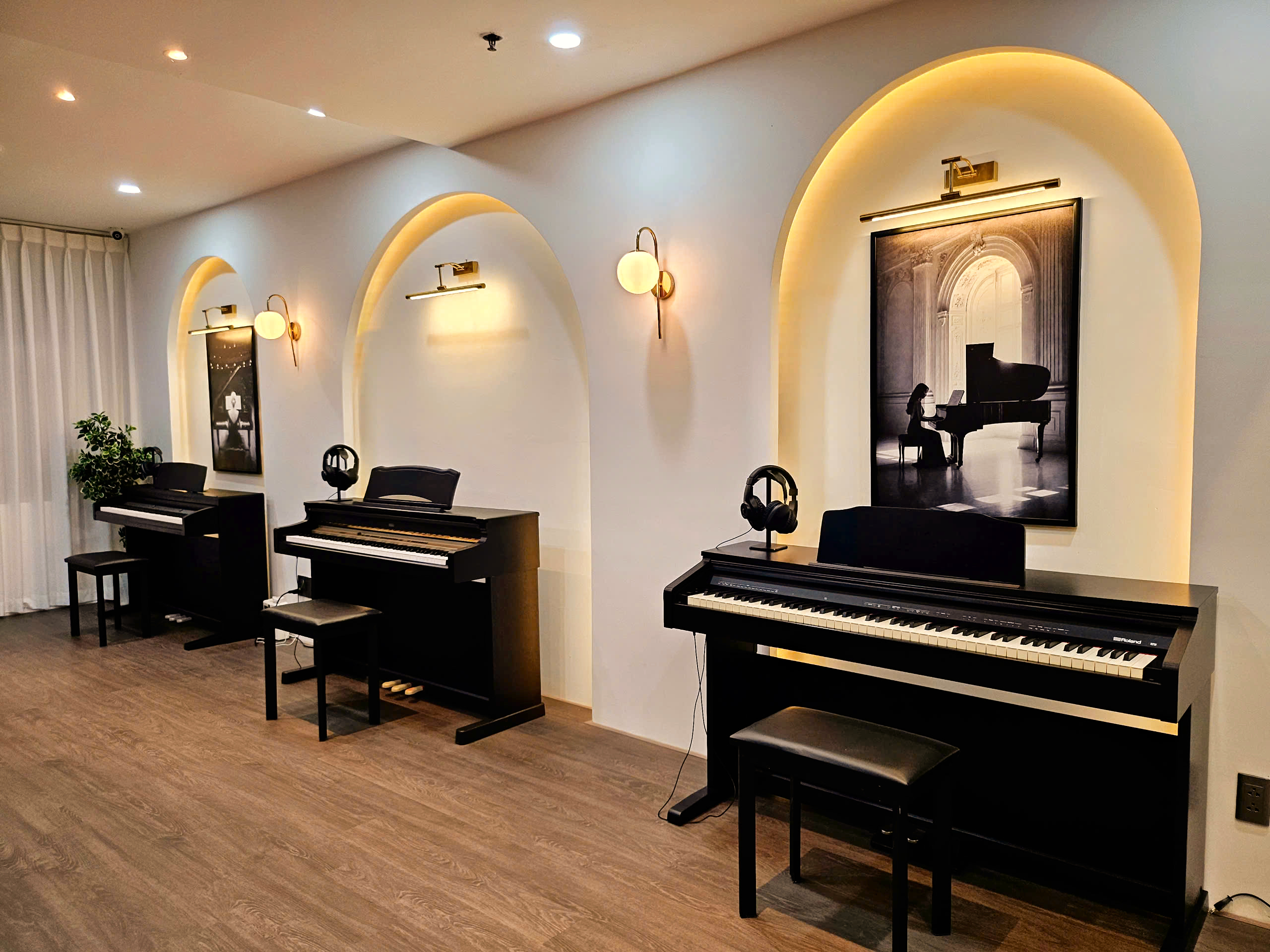Không gian tự luyện đàn theo giờ tại CHẠM PIANO
