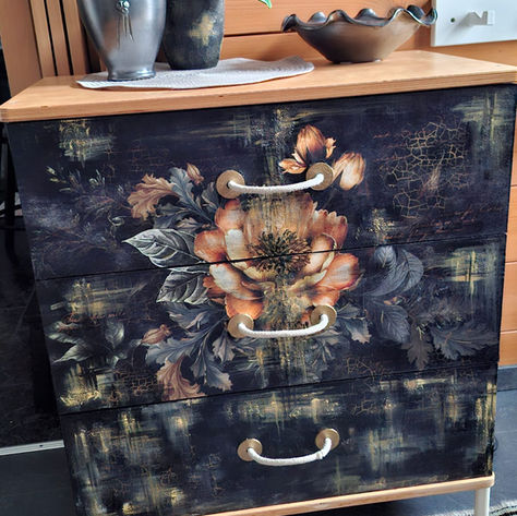 Kommode mit Decoupage, Decoupagepapiere verblenden