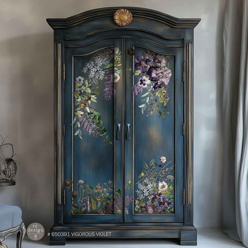 Möbel dekorieren mit lila Blumen