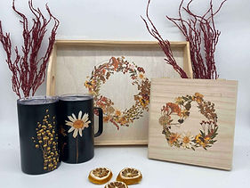 rustikales Serviertablett, Holzdeko mit Blumen, schnelles Weihnachtsgeschenk