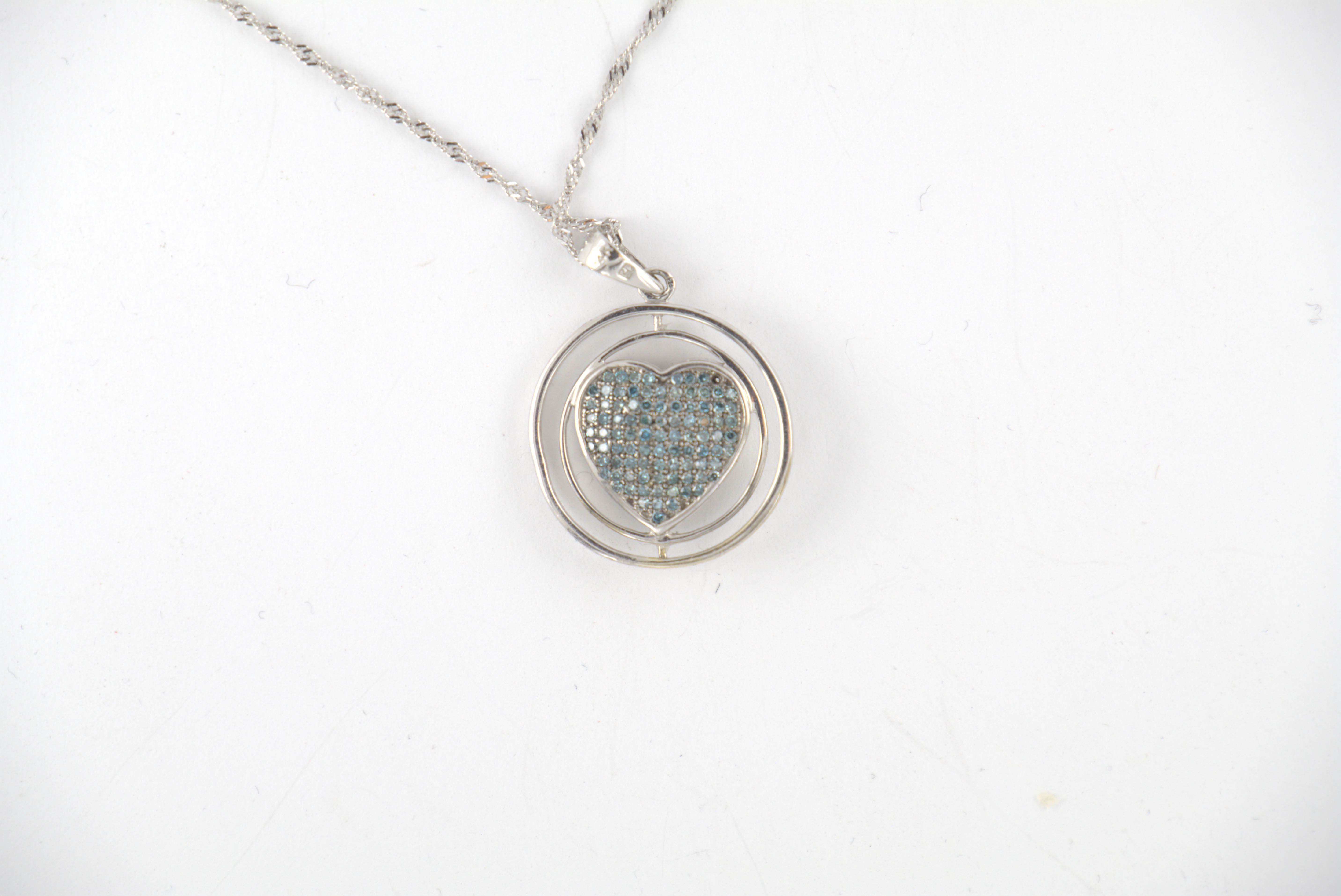 szív medál lanccal.