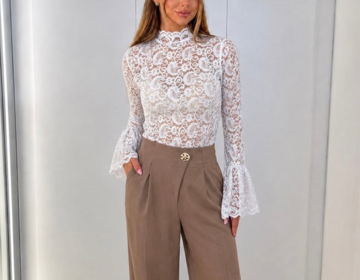 Blusa em renda com babado