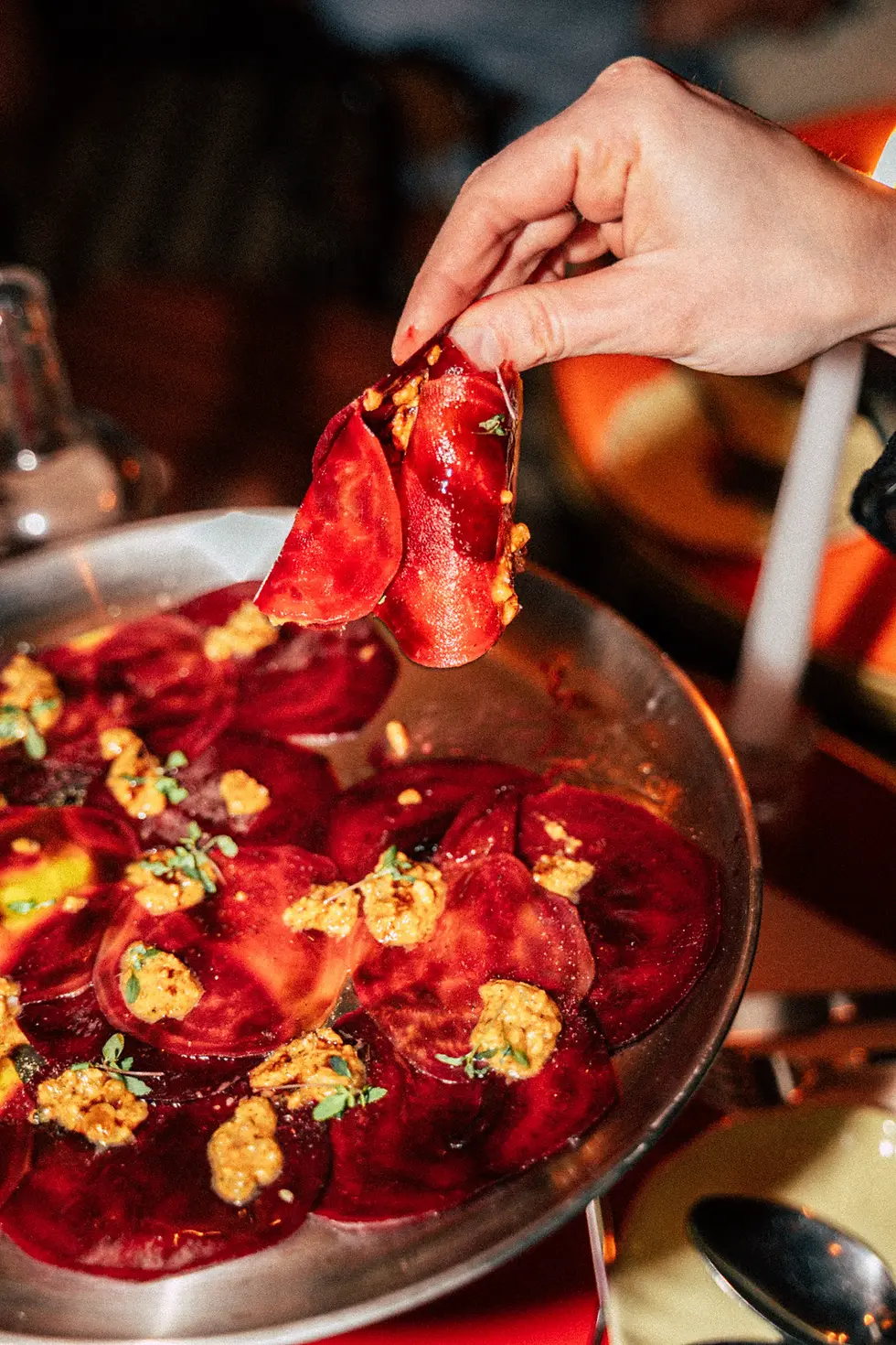 Carpaccio de betteraves avec praliné de cajou et huile de balsamique