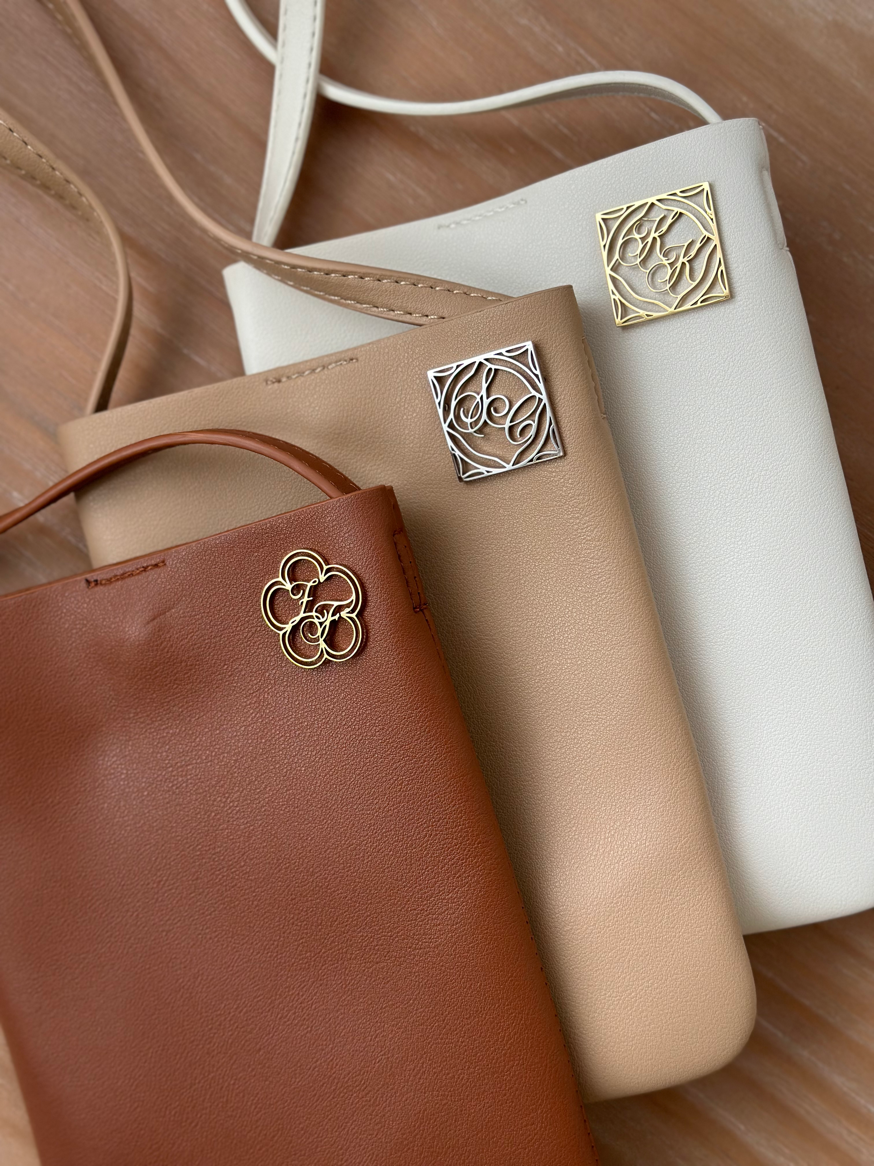 Personalised Initial Brooch with Crossbody Bag 個人化字母胸針配斜揹袋