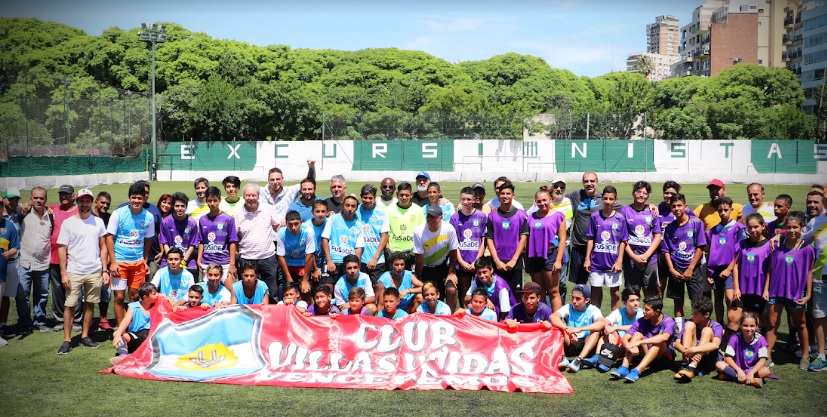 Primera presentación en sociedad de Villas Unidas con una clínica en el estadio de Excursionistas.