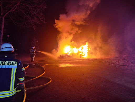 Hustedt: Abgestelltes Auto steht in Vollbrand