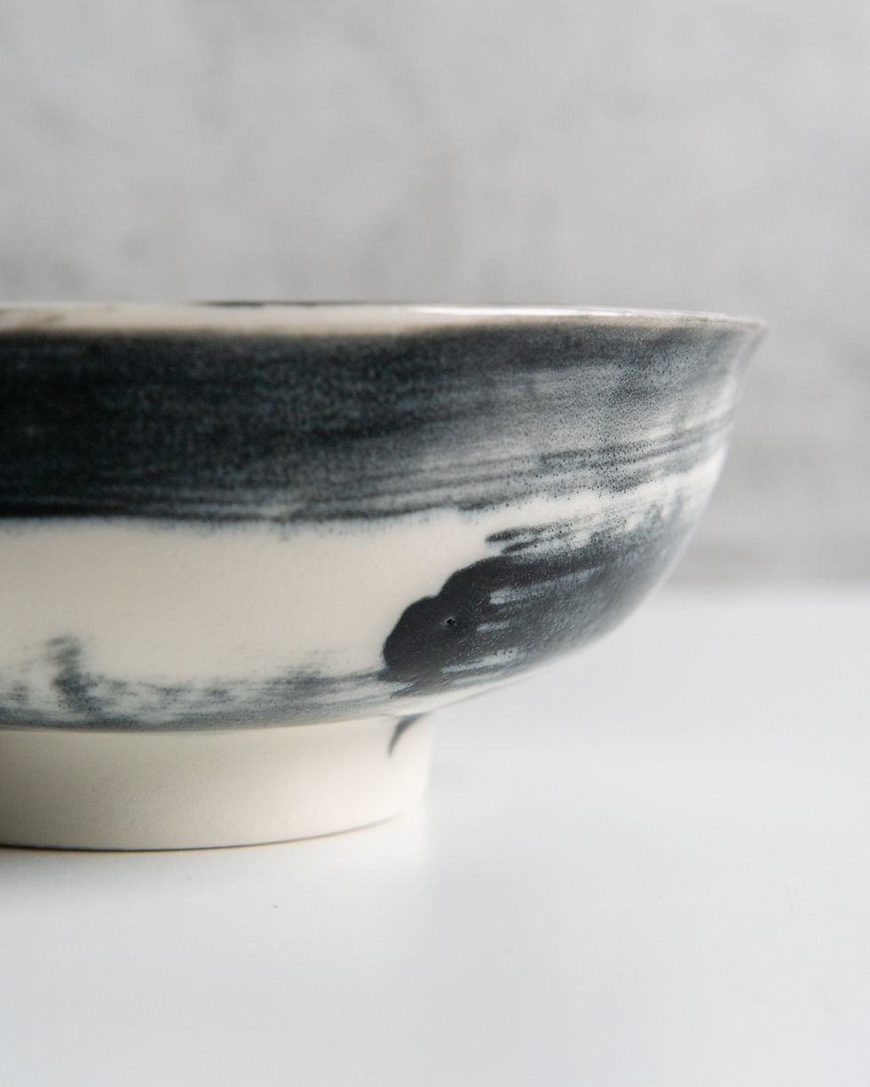 Küçük resim: Siyah Fırça Desenli Porselen Kase